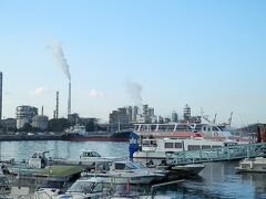 2015.12.29　徳山
山陽本線では珍しく、駅前はすぐ海だ。