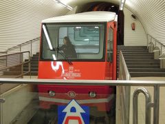 ビルバオ市内にあるケーブルカー、Funicular de Artxanda。
こちらもBarikで支払いました。
駅も車内も綺麗です。周りのお客さんは小学生やおじいちゃんといった、地元の人ばかり。生活に根付いている感じが素敵です。
写真のお姉さんは運転士さん。