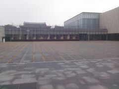 翌日は１０時オープンの国立現代美術館ソウル館へ。