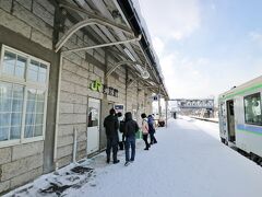 旭川（駅）からローカル列車に揺られ、美瑛駅にやってきました。
列車の運行間隔は1時間に1本、所要時間（旭川駅〜美瑛駅）は約35分です。

昨日（青い池・白ひげの滝ライトアップツアー）に続いて、２回目の訪問です。