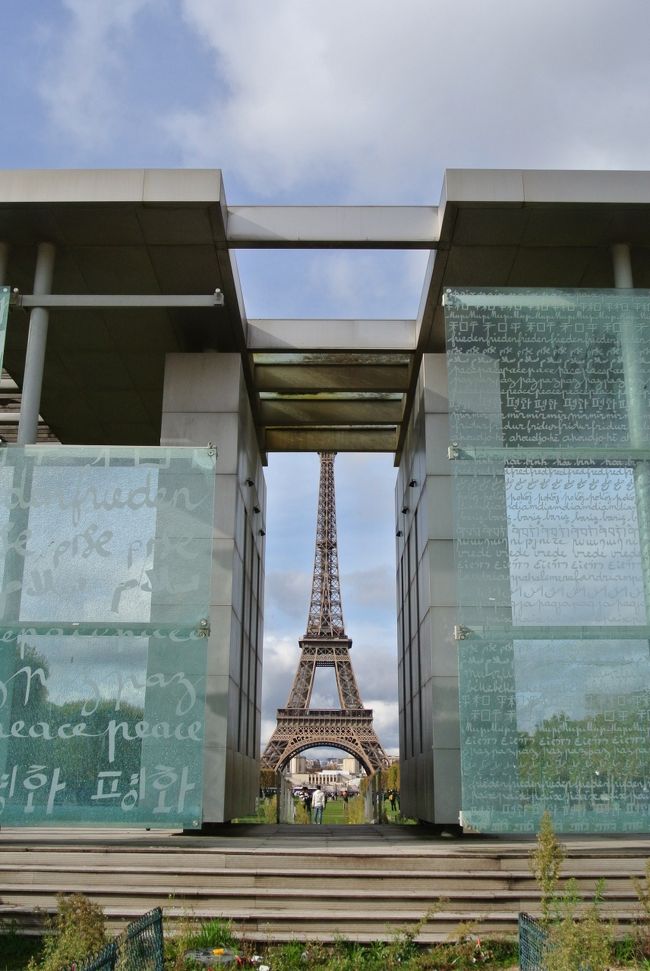 サロンデュショコラを楽しんだ後は<br />また80号線のバスに乗り、エッフェル塔手前まで。<br />シャンドマルス公園からエッフェル塔をパシャリ。<br />以前パリに来た際はもう夜も遅く、公園には入らなかったので、遠目で見るエッフェル塔が新鮮でした。<br />