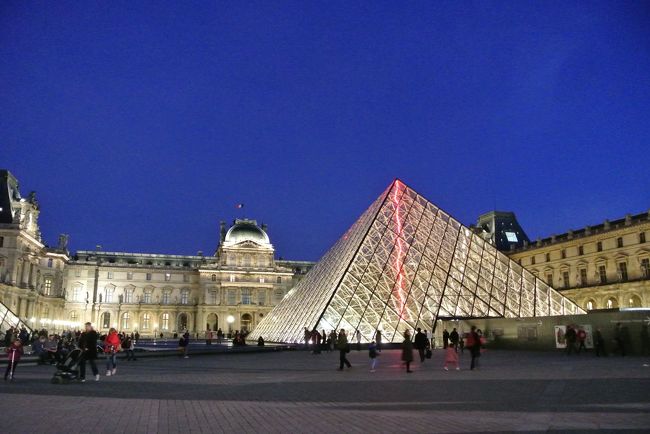 水曜と土曜は夜21:30頃まで入れます。<br />ルーブル美術館に入るには手荷物検査があり、<br />これが長蛇の列でした…。ふぅ。<br />その後チケットを購入し、館内を回ります。<br />