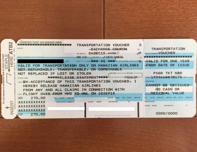 トラベルクレジットってご存知ですか？<br />私は知りませんでした〜笑<br /><br />このチケットはツアーや旅行サイトなどでの購入では使用は出来ませんが、ハワイアン航空のサイトや電話で直接航空券を購入すると２７０＄の値引きが受けれます。<br /><br />私が旅行計画中と知っている友人から頂戴しました〜感謝感激ありがとうございます！笑<br />ちゃんとお礼もしましたけどね！<br /><br />2016年1月4日　いよいよチケット手配!<br />以前より航空チケットを手配する際は、自分で指定するぞとハワイアン航空のホームぺージで座席表を見ておりました。でもエコノミークラスで一番良い座席だろうなと思われる１５列１６列がどの便も×マークが表示され指定する事が出来なくなっております。<br />そこで実際に、ハワイアン航空に電話にて問い合わせてみると、この列は体の不自由な方用のリザーブ席になり一般の方は予約が出来ないようになっていますとの返答でした。<br />へ〜これも知りませんでした。<br />当日のチェックインの際に、空港で問い合わせると席に空きがあれば変更出来るようです。<br />覚えてたらチャレンジします。<br /><br />今回はこのサイトや YouTubeで実際の動画を見て景色が良いのは左側かなと思い、往復左側の座席を確保しました！<br /><br />KIX⇒HNL　１７列Ａ・Ｂ　１８列Ａ<br />HNL⇒KIX　１７列Ａ・Ｂ　１８列Ａ<br /><br />往路復路とも同じ席にです。<br />エンジンが邪魔で視界が悪いんかな〜？<br /><br />気になる値段ですが<br />大人往復　　　　　￥93,570×2名<br />子供往復　　　　　￥73,510 <br />ﾄﾗﾍﾞﾙｸﾚｼﾞｯﾄ　    　-￥32,221<br />--------------------------<br />total　　　　 　　　￥228,429<br /><br />早速メールでeチケットが添付されて送られて来ました。<br /><br />もう後戻りは出来ません、空港チケットはキャンセルすると大人1人3万円×2名 <br />子供が2万5千円かかります。<br /><br />　　　　<br /> <br /><br /><br /><br /><br />