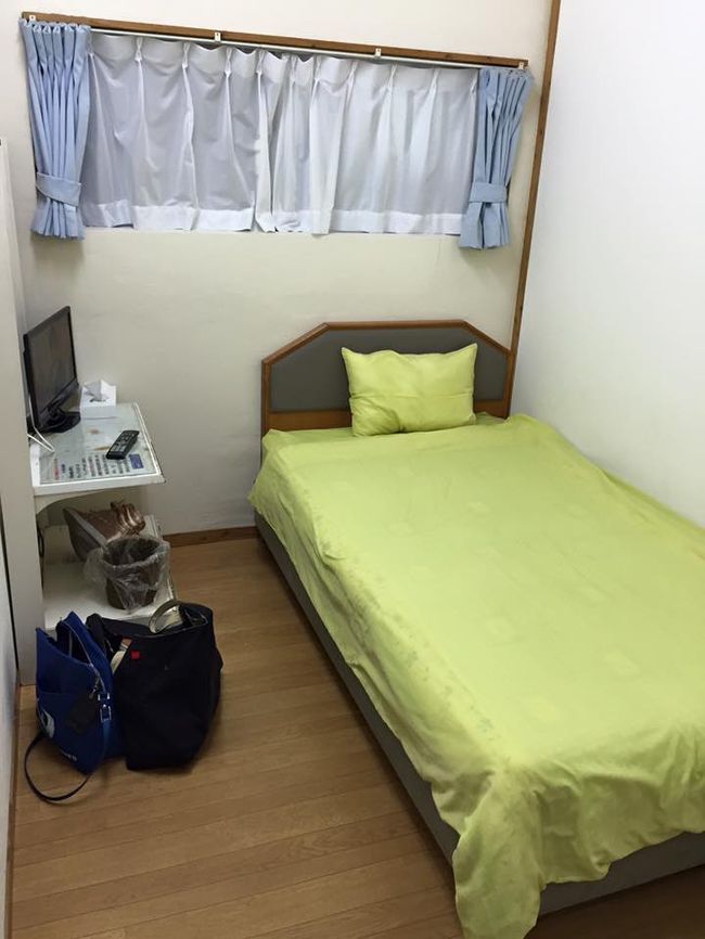 お部屋はこんな感じ。<br />テレビも冷蔵庫もあるし申し分ありません。ただちょっとカビ臭いですｗｗｗｗ<br />おなかがすいたので近くの食堂へ。