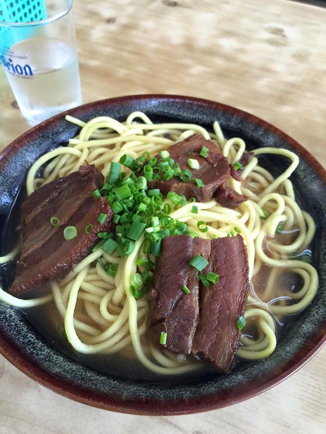 近所にあった「なかよし食堂」<br />お肉とろとろウンマー( ・∀・)<br />本当はもう一軒食べ比べする予定だったんだけど、わりとボリュームあったのでコンビニへ。<br />沖縄のコンビニって東京で売ってないものがたくさんあっておもしろい。