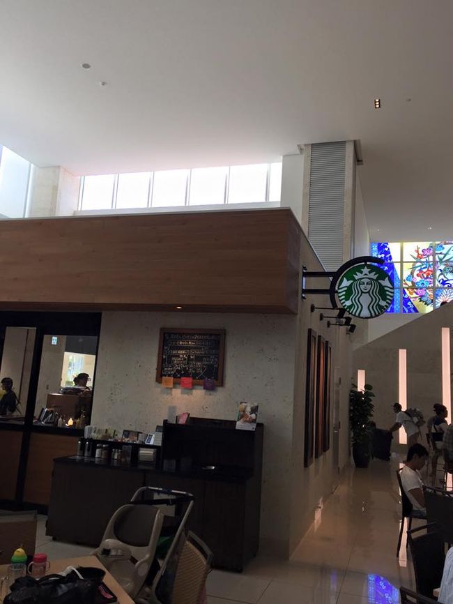 繁栄の象徴、スタバがあるではないか！！（←失礼）<br /><br /><br />バスに乗って市内に出るとビルとかマンションとかあって、ふつうに都会でした。<br />ごめんなさい石垣島さん \(^o^)／ <br />そして石垣島、暑いです。ふつうに夏です。