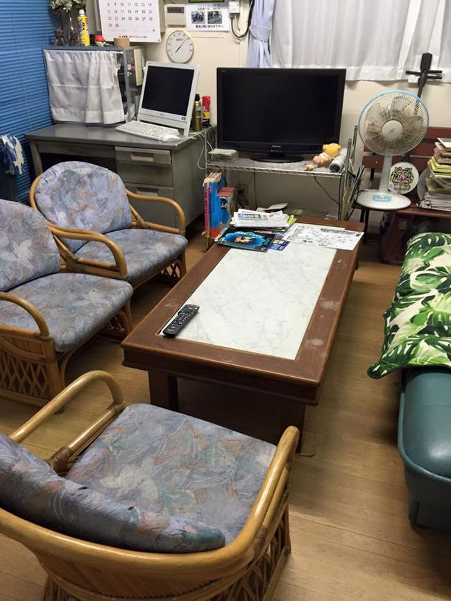 再び宿へ戻る。<br />沖縄のドミトリーはこういう共有スペースで知らない人どうし語り会うもんなんでしょうか。<br />そんなこと言っても誰もいないからねｗｗｗ<br />いや、ちらほらはいるんだけどみんな部屋こもってるｗｗｗ<br />使い放題だからいっか \(^o^)／ <br /><br />夕ご飯は女一人ですが居酒屋行っちゃいます。<br />本当は石垣牛を食べに焼肉したかったけど<br />さすがに一人焼肉は無理…！！（涙）