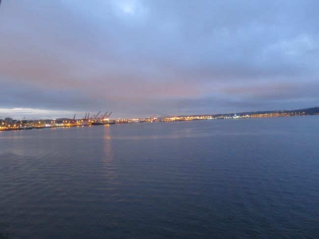 2015/9/19<br /><br />おはようございます(*_*)<br />本当に朝早くです。時刻は午前６時くらい。もうシアトルが見えます。一晩かけて到着です。ゆっくり近づくシアトル。ただいまー。<br /><br />パッキングは昨晩したので準備は出来ています。<br /><br />いそいそと支度をして、船での最後の朝食に向かいます。