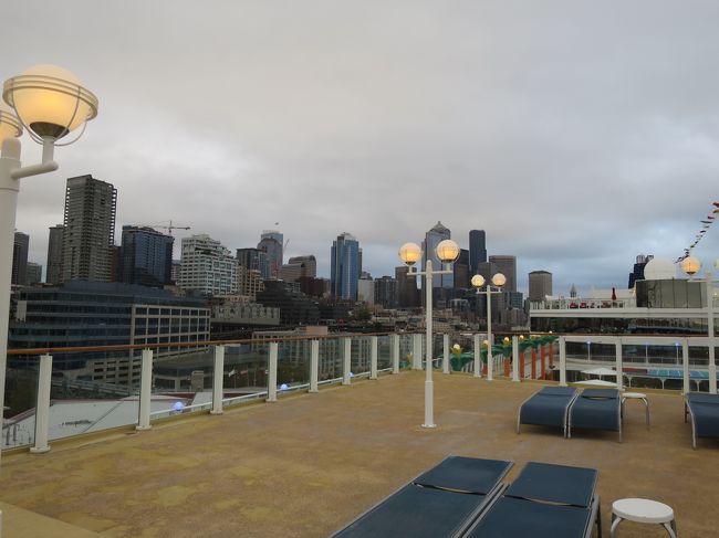 最後の朝食の写真を忘れました((+_+))<br />まあ、昨日とだいたい同じで。。。名残惜しくてたくさん食べてしまいました。<br /><br />朝食のあとで、船をもう一度フラフラと散策。<br />まだ朝焼けのシアトルが船の上からみえます。