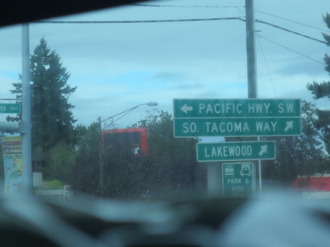 船を降りた後、来た時と同じホテルに向かいました。チェックインには早い時間だったので荷物を預かってもらいました。<br /><br />そして、バスでタコマへ向かいます。<br />タコマへのバスは普通にバス停から乗りました。1時間くらいかな。<br /><br />TACOMA WAY の表示が見えました。
