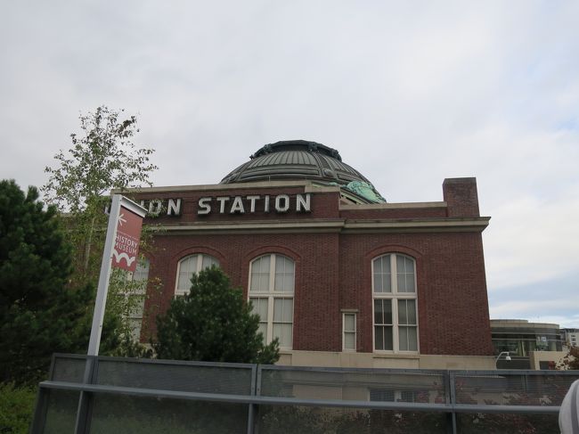 ここからは、夫が15年前にホームステイさせていただいた家族との再会だったので邪魔しないために写真は控えたんですが。。。<br />今思うともっと写真を撮ってあげるべきだったな〜と思います。<br /><br />懐かしい人はバス停まで車で迎えにきてくれました。<br />それからまず自宅にお邪魔して、そのあとタイ料理のレストランでお昼をご馳走してくれました。<br />私は英語が全然なのに加えて難聴なので会話出来ませんでしたが、iPhoneを駆使して翻訳アプリを使って会話してくれたり楽しい時をすごすことが出来ました。<br />夫がこのような優しい親切なホームステイ先に出会えたことはこの上ない幸運だったと思います。<br />これからも、フェイスブックやインターネットを通して関係が続いていきますように。<br /><br /><br />写真は連れていってくれたところです。<br />昔の駅らしいです。<br />東京駅みたいにレンガ造りで趣があります。