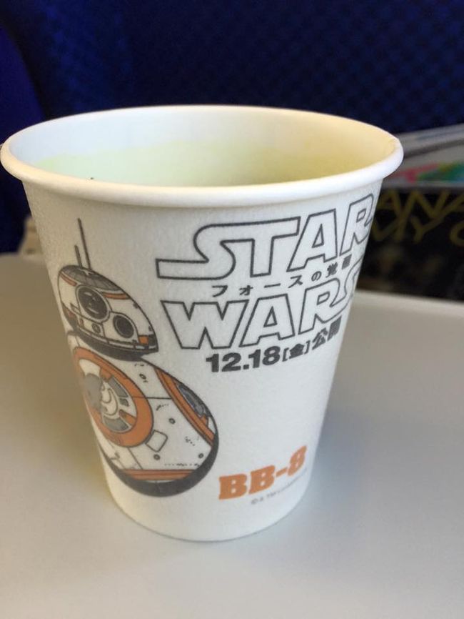 <br />カップがSTAR WARS仕様！かわゆ！<br /><br />国内線就航してほしいな STAR WARS ジェット。