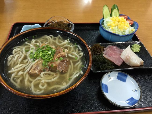 ３日目の夕飯はそばにもずくを練りこんだ八重山そば。