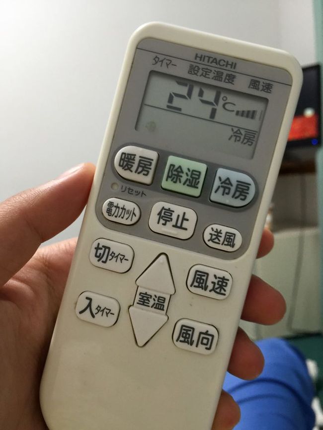 あまりにも暑いのでクーラーピッ！（11月です）