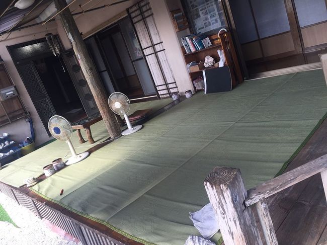 この新田荘、この広い縁側が有名で<br />ここで宿泊者同士語り合う（ゆんたくって言う）そうですが<br />他の宿泊者が見当たらない…また私だけですかそうですか\(^o^)／<br />まあ一人にはもう慣れたもんです。