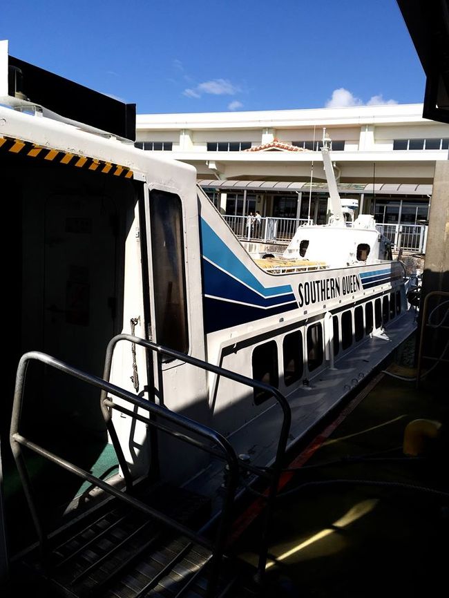 このフェリーに乗って竹富島へ渡ります。