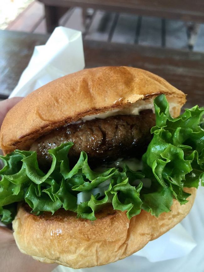 小腹が空いたので石垣牛バーガーを食す<br />焼き立てうんまー。
