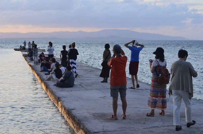 みなさん桟橋で夕日待ちをしています。