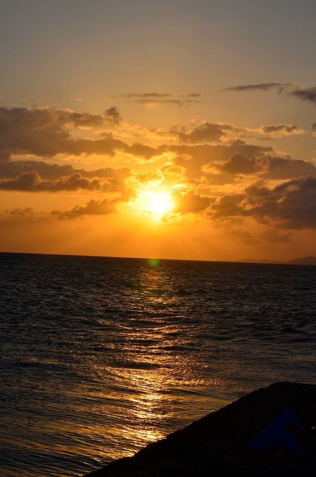 18時頃夕日がおちてくる。<br /><br />おおおおーーーーーー！！<br />すんごいキレイだー！<br /><br /><br />その時、カップルが夕日をバックにジャンプ写真を撮っていて<br />いつもなら、「はしゃいでんじゃねーよ(#ﾟДﾟ)」ってやさぐれたりもするんですがｗ<br />このカップルはそういった感じが全然しなくて、なんだか微笑ましいなと思って、<br />おもわずシャッターを切ってしまいました。<br />