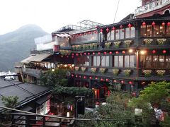 　ここも有名な撮影スポット。

　阿妹茶酒館です。

　ライトアップはまだですが、少し明かりがともり始めていました。これもまた美しいです。

　