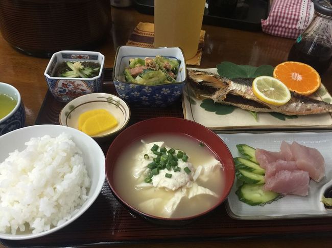 ここの民宿はみんな同じテーブルでご飯を食べます。<br />するとさっきのカップルがいるではありませんか！<br />「同じ宿だったのかー！」と驚いていると<br />女性の方が話しかけてくれて、いろいろ会話した結果…<br /><br /><br /><br /><br />こ　の　二　人　カ　ッ　プ　ル　で　は　あ　り　ま　せ　ん　で　し　た　\(^o^)／<br /><br /><br />お互い今日はじめて会ったんだって<br />すげーこれが一人旅のふれあいってもんか\(^o^)／<br />女性の方は兵庫から来た沖縄民謡＆三線大好き<br />男性は元バンドマン、やなわらばー大好き<br />あと愛知県からギター持参できたお父さん<br />千葉県から来た女性。<br /><br />話しを聞くと、みんな石垣島より離島を転々としているみたい<br />西表だったり黒島だったり波照間島だったり。<br />みなさん相当な島マニアでした！<br />