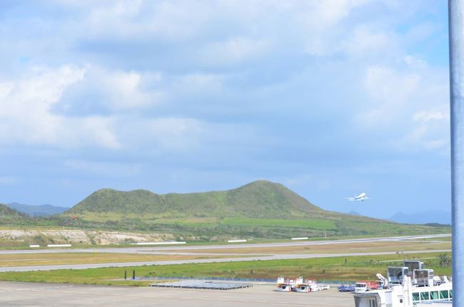 離陸する飛行機とうしろの山がたまりませんな。