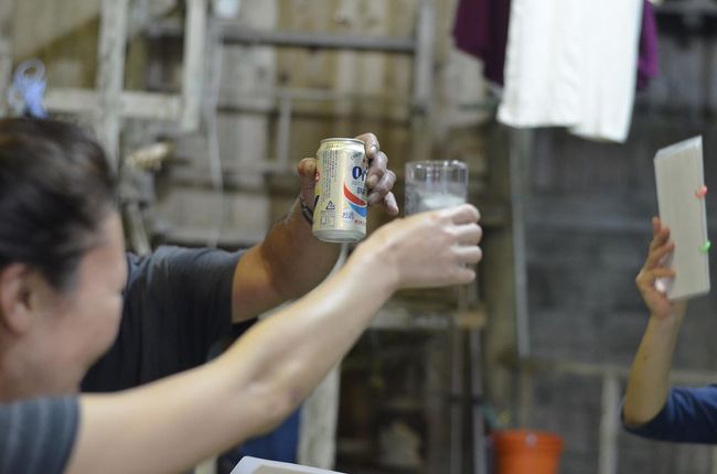 夕食後は縁側でゆんたく。<br />泡盛で乾杯です