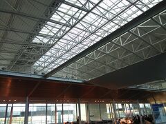 フランクフルト空港、
ターミナル２の
コンコースＤに到着。

なんていうか、
かっちり、しっかり
ドイツっぽいわ。
でも、なんかちょっと地味（失礼)。