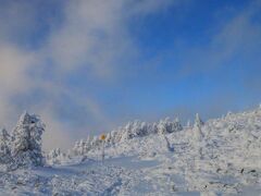 青空も出てきたので、山形蔵王温泉スキー場へ移動。樹氷を見に行ってきました。ロープウェイを2本乗り継いで、標高1700mまで