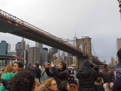 ブルックリン橋をくぐります