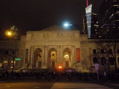 ニューヨーク・パブリック・ライブラリーまで戻ってきました。

夜景もきれい。