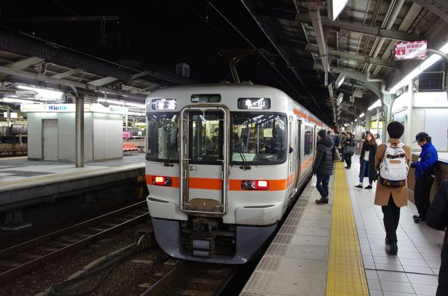 名古屋からは関西本線の６：２４発亀山行きに乗り込みます。<br />車両は再び313系。
