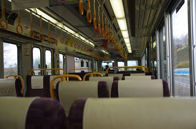 221系列車の中はいつ乗っても思うけど落ち着いた色です。JR東海の青くて明るい車内と大分趣が違います。