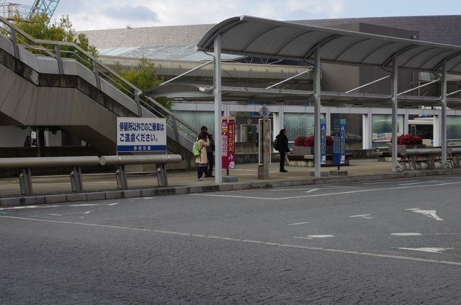 駅西口に出ました。<br />こちらにはぐるっとバス乗り場があります。