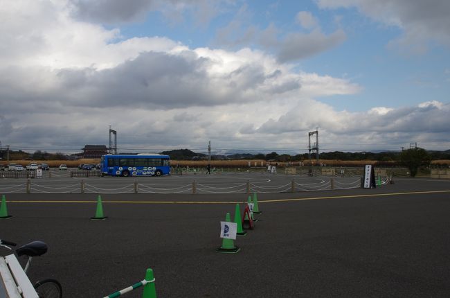 朱雀門停で降ります。<br />この旅一つ目の世界遺産登録遺産、平城京跡に到着です。