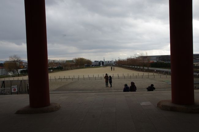 今入ってきた南側を眺めると広い道が。ここは朱雀大路だったところ。門の大きさから考えると平城京が都の時代でもこのくらいの広さはあったと思われます。