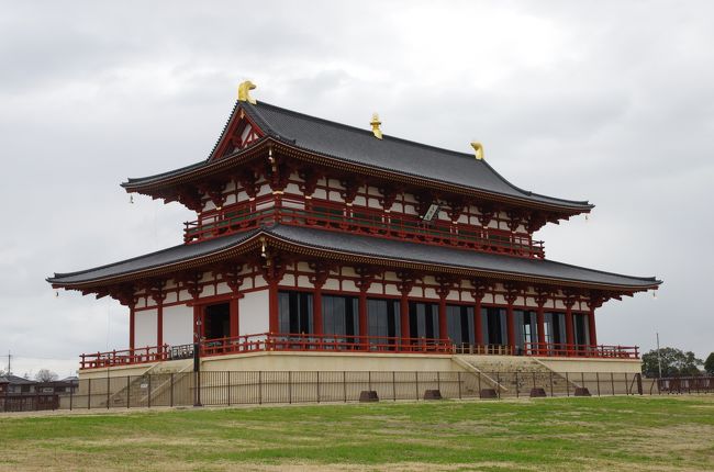 ここが大極殿正殿。天皇が儀式の時にいた場所です。<br />この建物は２０１０年に復元されたもの。<br />中が見学できますので入ってみます。