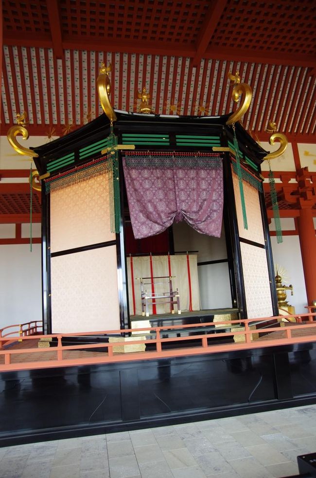 中には高御座（たかみくら）の外観復元模型がありました。<br />儀式の際に天皇が座った玉座の復元模型です。