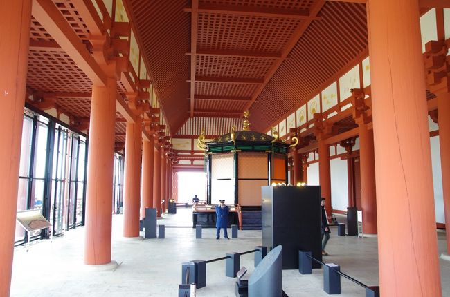 大極殿正殿の中はこんな感じ。