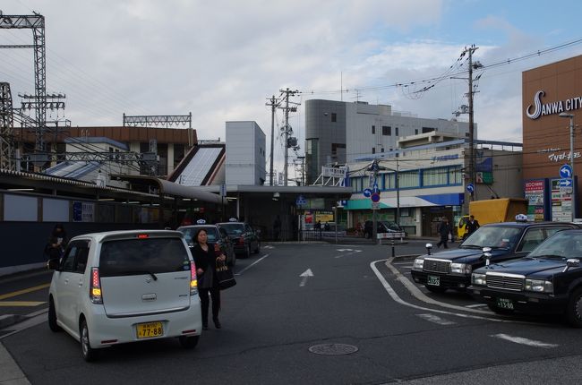 近鉄奈良線と近鉄京都線・橿原線が交差するターミナル駅です。<br />が、駅舎は思っていたより小さい平屋の建物でした。