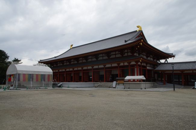 大講堂を裏から撮影。<br />東塔の工事現場の裏側に分解した東塔の部品が展示されていましたのでそちらをまず見てみます。