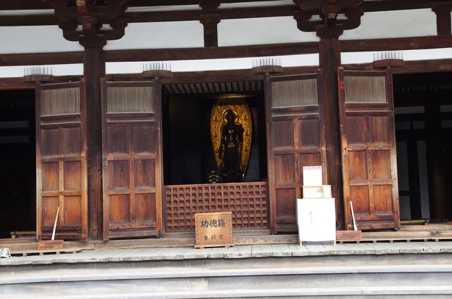 東院堂の御本尊は聖観世音菩薩立像。<br />素晴らしいプロポーションの美しい立像で国宝に指定されています。