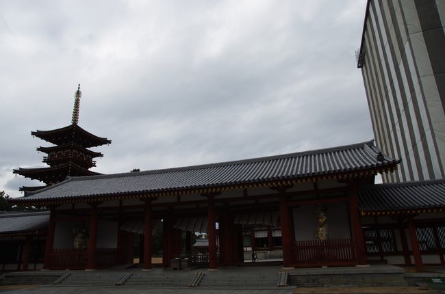 いよいよ回廊の中に入ります。<br />この中門を入ります。