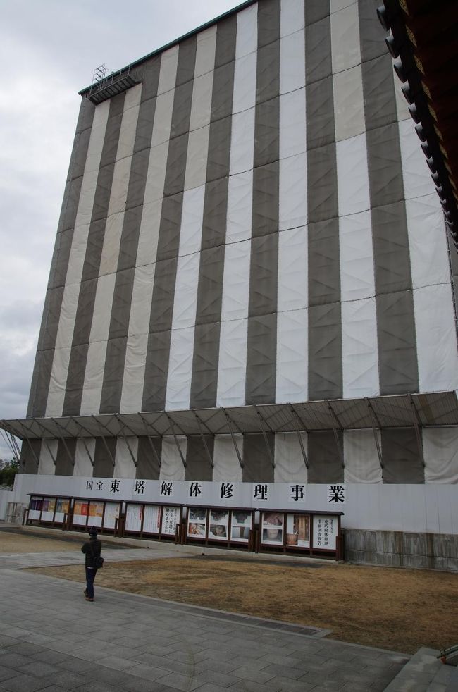 本来は東塔がある場所。外から眺めたようにテントで囲まれています。<br />2018年に完成予定。