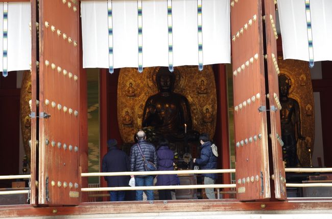 この金堂の中には有名な薬師三尊像が収められています。<br />真ん中に病気から救ってくれる薬師如来坐像。右にちょこっと見えていますが日光菩薩立像反対左側に月光菩薩立像が鎮座しています。