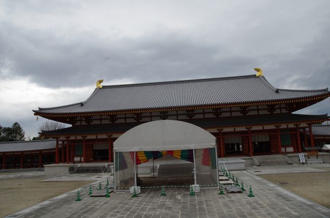 最後に2003年に復興された大講堂の中に入ります。<br />薬師寺で一番大きなお堂です<br /><br />中には国宝の日本最古の仏足石が収められています。