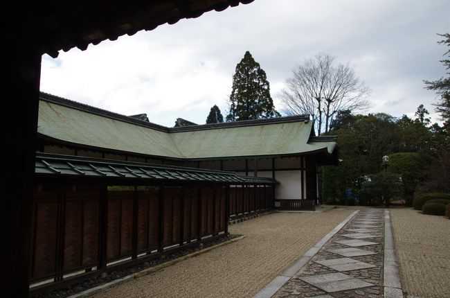 有名な鑑真和尚坐像が収められている御影堂。<br />中のふすまがものすごく綺麗なようですが、一年に数日のみ解放されるそうです。