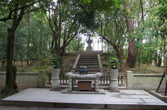 御影堂からさらに奥に進むと鑑真和尚御廟があります。<br />五回も渡航に失敗し、失明しながらも日本にやってきて正しい戒律を伝えた鑑真和尚は76歳の生涯を閉じ、ここに眠っています。