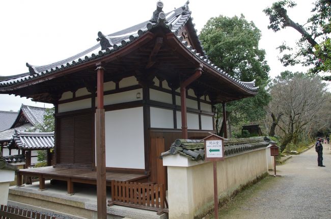 南大門を目指して戻ります。途中開山堂に寄ってみます。こちらは裏側ですが、表からは鑑真和尚の坐像の複製（鑑真和尚御身代わり像）が奉納されています。