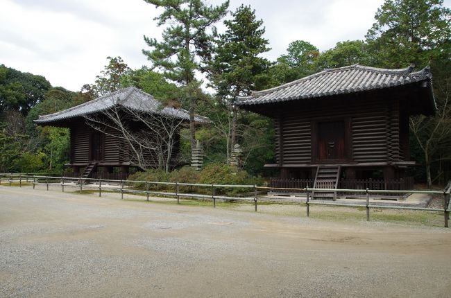 さらに奥にある小さなこの祠、写真右側が経蔵、左側が宝蔵。<br /><br />これで唐招提寺も一周しました。